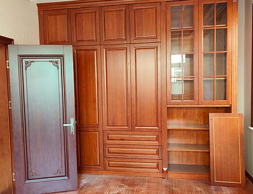闽清中式家庭装修里定制的实木衣柜效果图